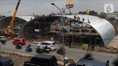 Suasana pembangunan Flyover Gaplek di Jalan Martadinata,  Pamulang, Tangerang Selatan, Minggu (1/3/2020). Pembangunan flyover yang akan menghubungkan Parung, Jawa Barat, dengan DKI Jakarta tersebut saat ini sudah mencapai 40 persen. (merdeka.com/Arie Basuki)