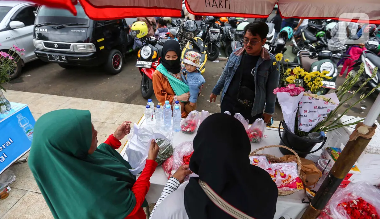 Tradisi menjelang Ramadan menjadi peluang mendapatkan rejeki tambahan bagi penjual bunga tabur dadakan di depan TPU Karet Bivak. (Liputan6.com/Angga Yuniar)