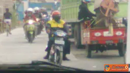 Citizen6, Bandung: Jalan yang sedang diperbaiki membuat para pengendara sepeda motor nekat melawan arah. (Pengirim: Imam)