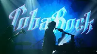 Musikus Viky Sianipar tampil dalam acara Toba Rock di Toba Dream Cafe di kawasan Tebet, Jakarta Selatan, Jumat (4/6/2021). (Liputan6.com/Huyogo Simbolon)
