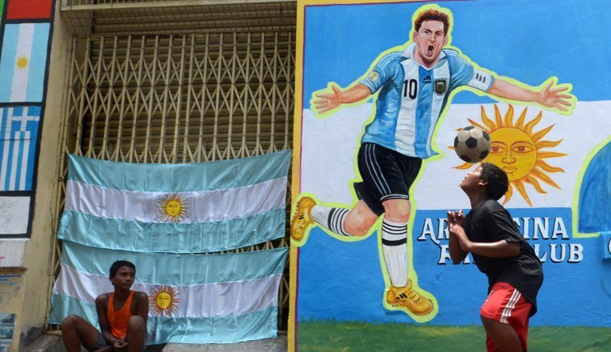 Mural Lionel Messi terdapat juga di dinding bangunan di Kalkuta, India. (AFP Photo/Dibyangshu Sarkar)