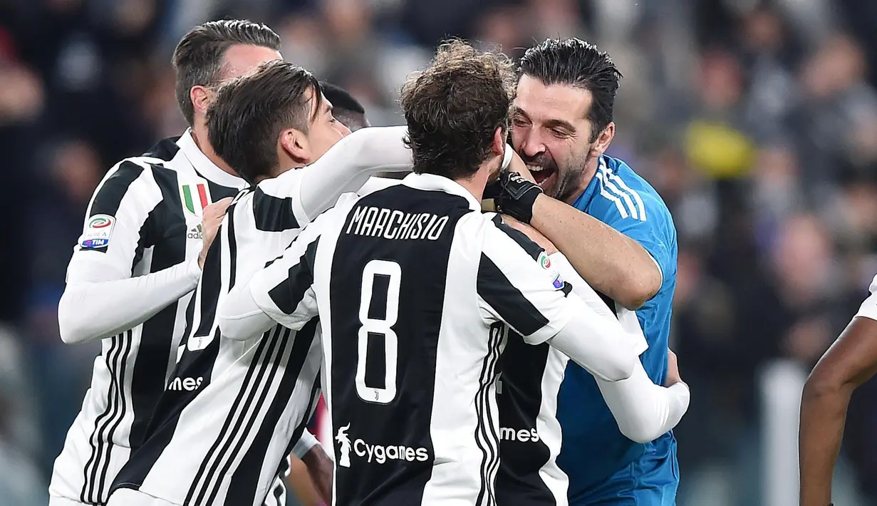 Selebrasi para pemain Juventus usai Mattia De Sciglio mencetak gol ke gawang Crotone pada lanjutan Premier League di Allianz Stadium, Turin, Italy, (26/11/2017). Juventus menang 3-1. (Alessandro Di Marco/ANSA via AP)