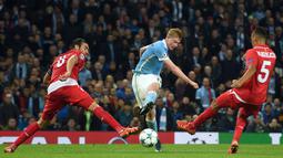 Gelandang Manchester City, asal Belgia , Kevin De Bruyne (tengah)  telah mengoleksi 9 assists bersama Manchester City hingga pekan ke-25 Liga Premier Inggris.  (AFP/Paul Ellis)