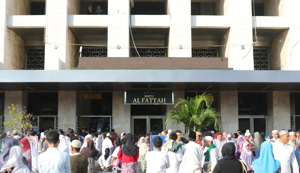 Umat Islam seusai melaksanakan salat gerhana matahari di Masjid Istiqlal, Jakarta, Rabu (9/3/2016). Salat gerhana tersebut diadakan sebagai ungkapan syukur atas kuasa Allah SWT. (Liputan6.com/Herman Zakharia)
