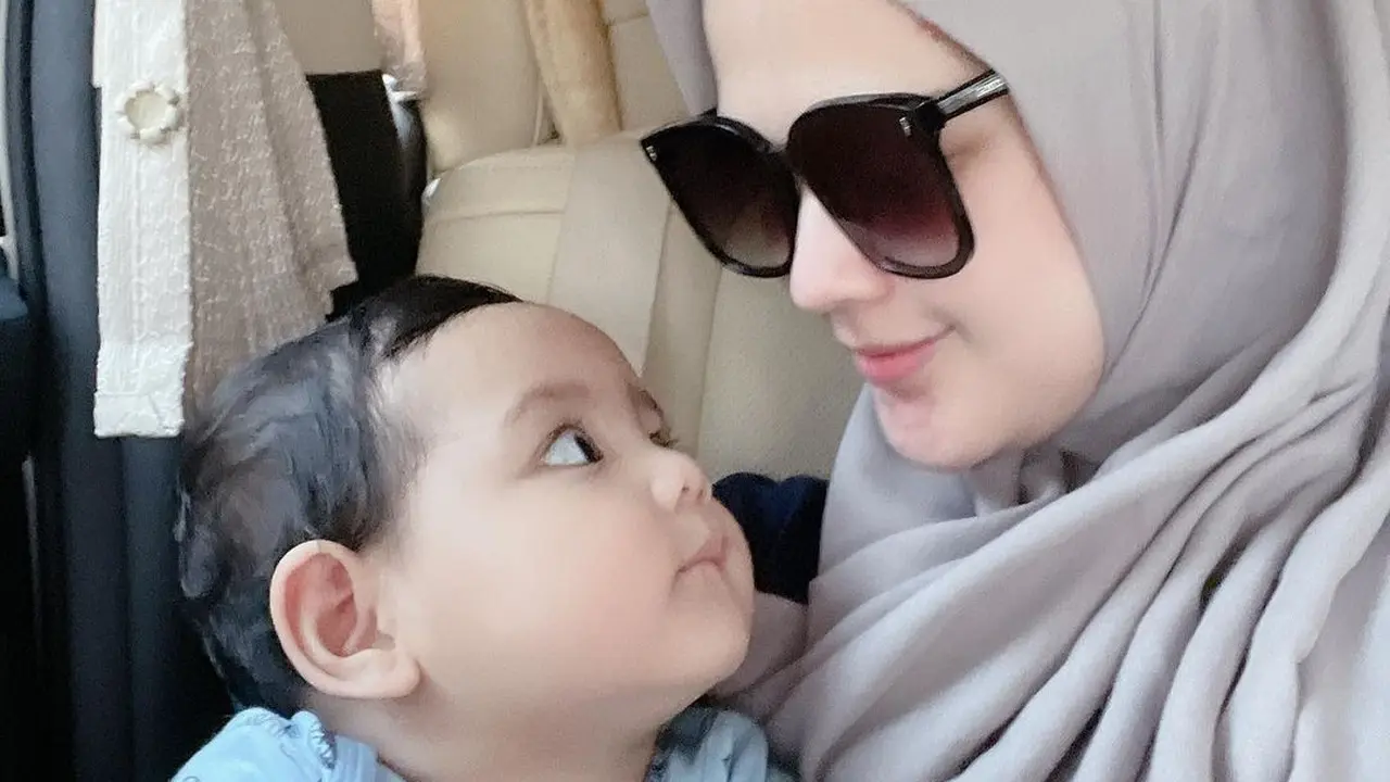 Cut Meyriska dan putranya, Shaquille Kaili Danuarta. (Foto: Instagram @cutratumeyriska)