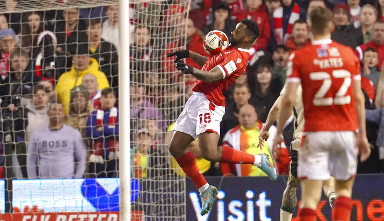 Pemain Nottingham Forest Cafu mengontrol bola saat melawan Liverpool pada pertandingan sepak bola perempat final Piala FA di City Ground, Nottingham, Inggris, Minggu (20/3/2022). Liverpool menang 1-0. (AP Photo/Jon Super)