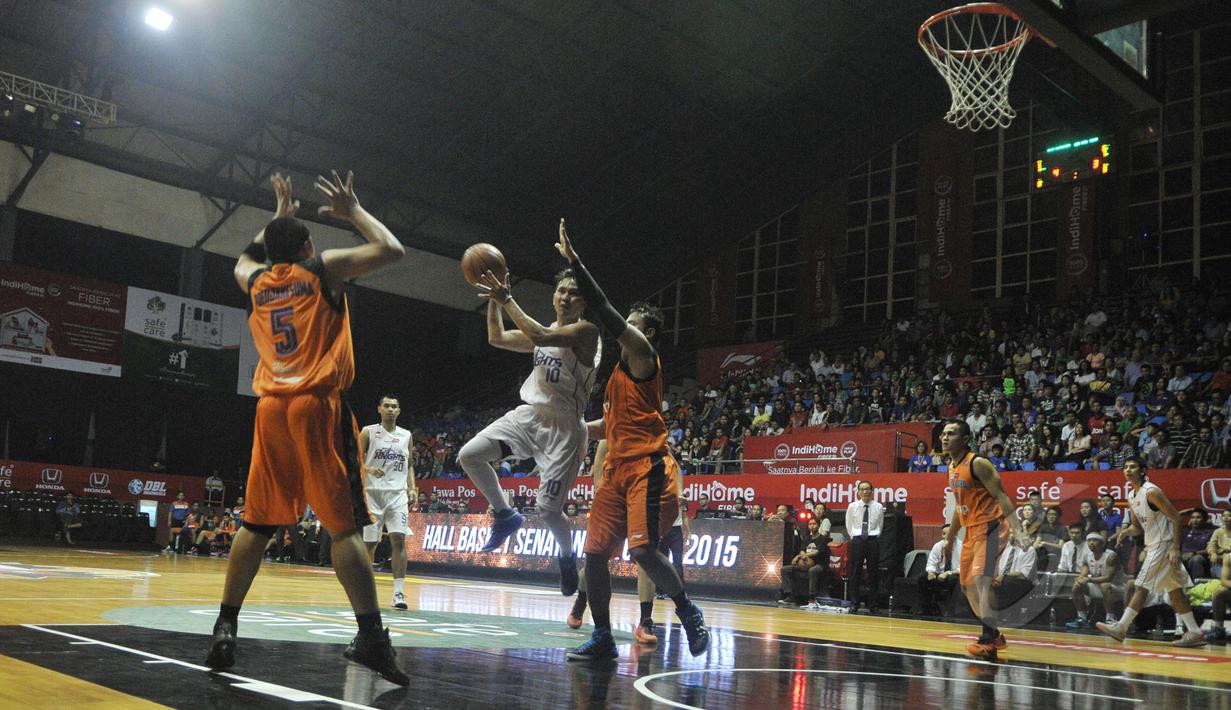 Pemain CLS Knights, Rachmad Utomo mencoba melewati hadangan pemain Pelita Jaya Energi-MP Jakarta pada laga NBL Championship 2015 di Jakarta, Senin (4/5/2015). Pelita Jaya Energi-MP Jakarta unggul 55-54 atas CLS Knights. (Liputan6.com/Herman Zakharia) 