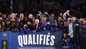 Pemain Prancis merayakan keberhasilan lolos ke putaran final Piala Dunia 2026 yang dipastikan setelah kemenangan telak 4-0 atas Ukraina di lanjutan Grup D Kualifikasi Piala Dunia 2026 zona Eropa yang berlangsung di Parc des Princes, Paris, Jumat (14/11/2025) dini hari WIB. (FRANCK FIFE / AFP)