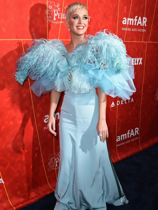 Penyanyi Katy Perry berpose saat menghadiri Gala amfAR Los Angeles yang kesembilan di Beverly Hills, California, AS, (18/10). Katy Perry dinilai kerap mengikuti berbagai kegiatan kemanusiaan lainnya. (AP Photo/Jordan Strauss)