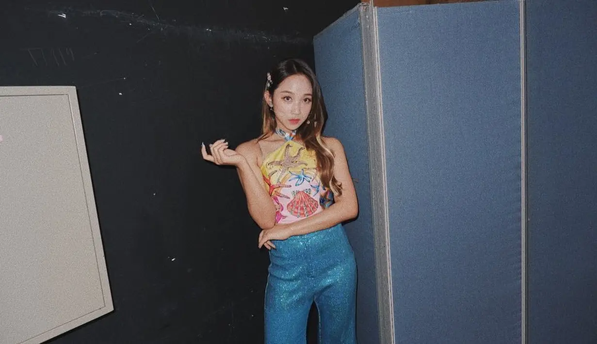 Berpose di backstage, Dita Karang mengenakan crop top bermotif hewan-hewan laut bernuansa kuning-merah muda, dipadunya dengan celana berwarna hijau tosca. Ia juga terlihat membiarkan rambut panjangnya tergerai begitu dengan menambahkan jepit sebagai pemanis. Foto: Instagram.