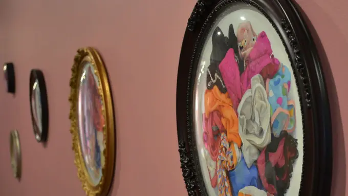 [Bintang] Wow! 7 Kreasi Unik Ini Dibuat dari Pakaian Dalam Wanita