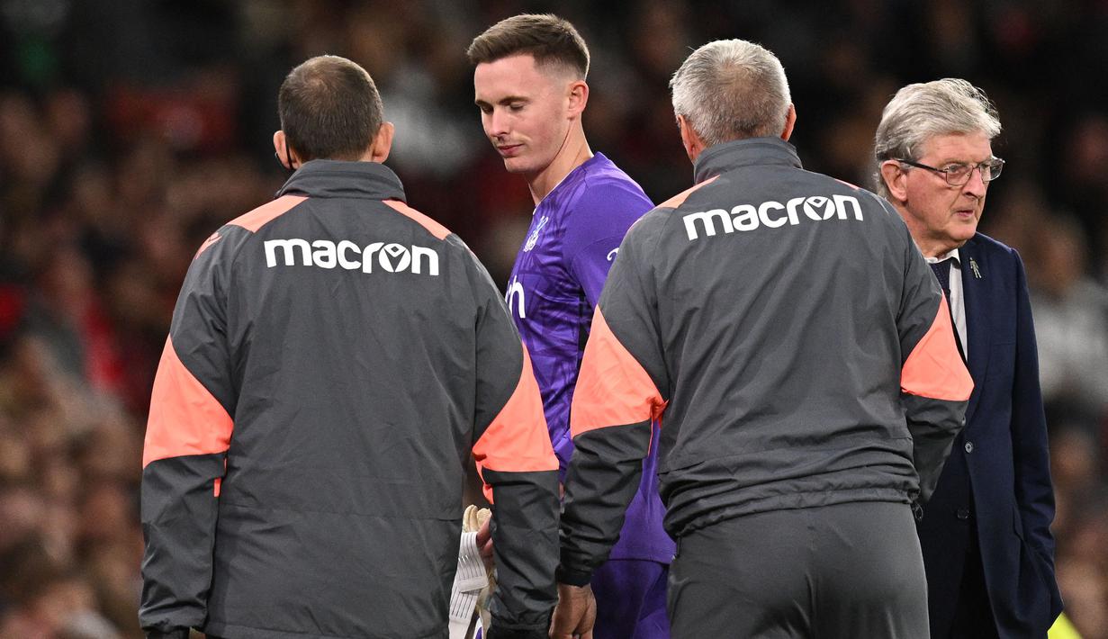 Dean Henderson didatangkan Crystal Palace dari Manchester United dengan nilai transfer sebesar 17,5 juta euro. Kiper yang selalu jadi bayang-bayang David De Gea di MU ini sama sekali belum dimainkan di Premier League musim ini akibat kalah bersaing dengan Sam Johnstone. Ia baru dimainkan satu kali di Piala Liga Inggris saat menghadapi MU, namun hanya bermain selama 19 menit dan harus ditarik keluar setelah mengalami cedera. (AFP/Oli Scarff)