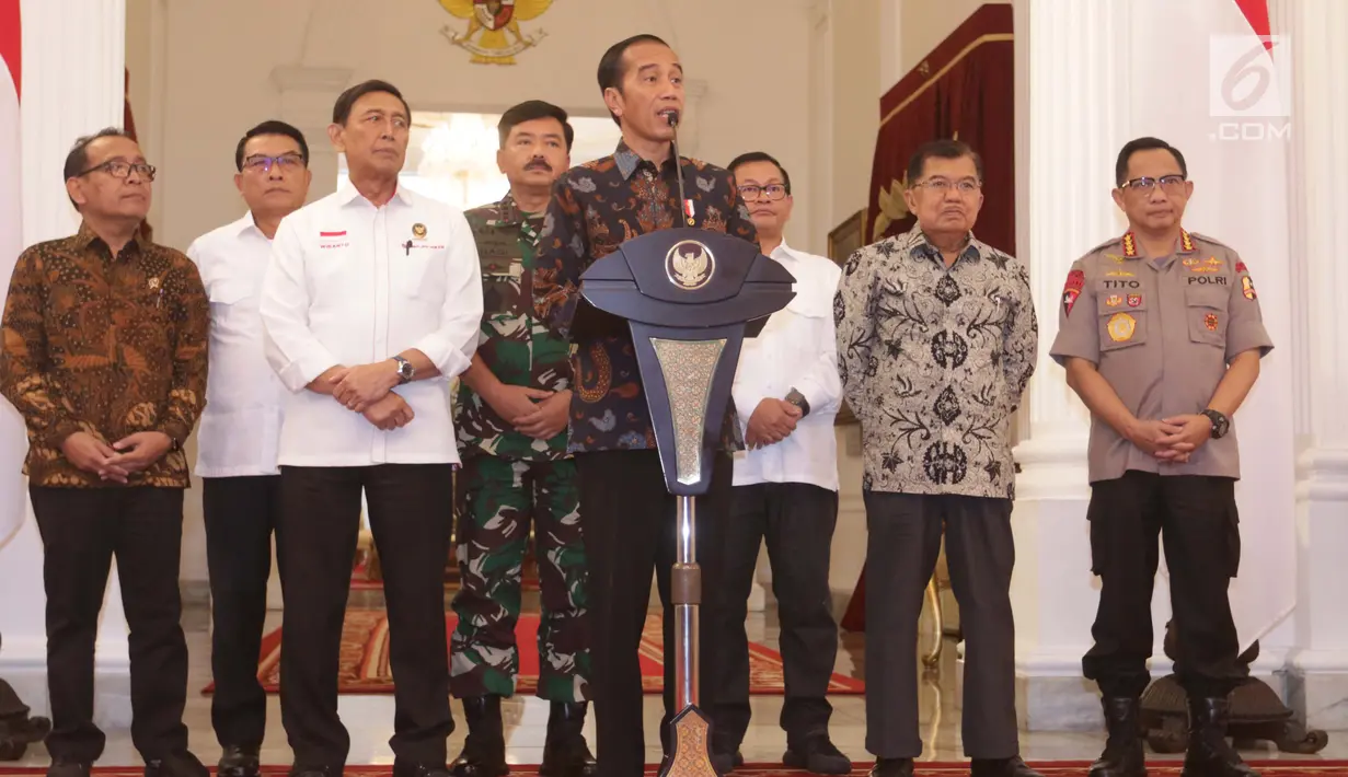 Presiden Joko Widodo atau Jokowi (tengah) menyampaikan keterangan terkait kerusuhan pascapengumuman hasil Pemilu 2019 di Istana Merdeka, Jakarta, Rabu (22/5/2019). Jokowi menyebut tidak akan memberi ruang untuk perusuh yang akan merusak NKRI. (Liputan6.com/HO/Ran)