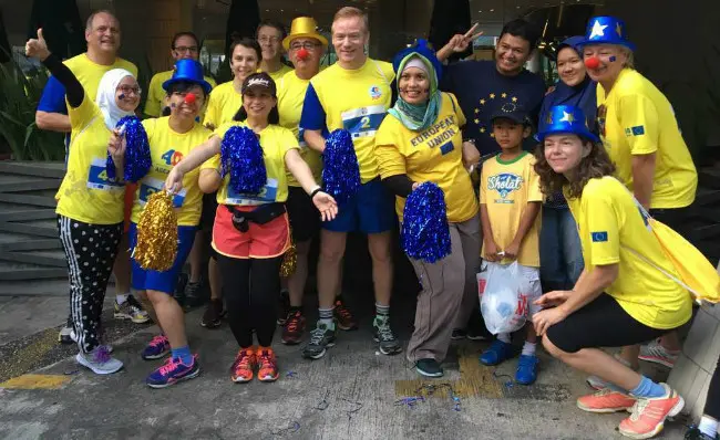 Duta Besar Uni Eropa untuk Indonesia Vincent Guérend bersama dengan beberapa pegawai di Intiland Tower, Jakarta. (Sumber European Union/Wahyu Yuliasih)