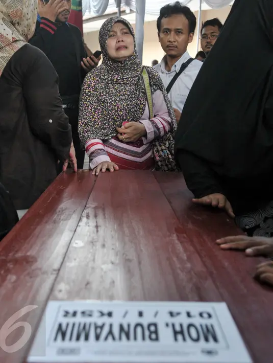 Keluarga korban menangis saat penyerahan jenazah korban KM Zahro di RS Polri, Jakarta, Selasa (3/1). Sebanyak 5 jenazah KM Zahro yang telah teridenfikasi oleh tim DVI Polri diserahkan kepada keluarga korban. (Liputan6.com/Yoppy Renato)