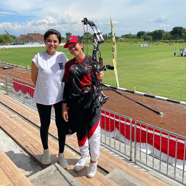 7 Potret Kebersamaan Nikita Mirzani dan Lolly, Bangga dengan Prestasi Anak