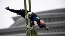 Seorang anggota Asosiasi Pelestarian Pemadam Kebakaran Edo melakukan teknik pemadam kebakaran tradisional Jepang saat latihan pemadam kebakaran Tahun Baru di Tokyo, Jepang, 6 Januari 2022. (Behrouz MEHRI/AFP)
