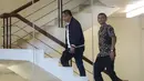 Bupati Pati, Sudewo (kiri) berjalan menuju ruang pemeriksaan di Gedung Merah Putih Komisi Pemberantasan Korupsi (KPK), Jakarta, Selasa (20/1/2026). (merdeka.com/Arie Basuki)