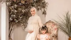 Kartika Putri hamil kali kedua. Bulan depan, istri Habib Usman Bin Yahya itu dijadwalkan bersalin. Jelang persalinan, ia menjalani pemotretan bareng fotografer kondang Rio Motret. Selain suami, Kartika Putri mengajak anaknya, Khalisa Aghnia Bahira, yang lahir pada 18 Oktober 2019. Suasana pemotretan layaknya temu kangen karena Karput dan Rio lama tak jumpa. (Foto: Dok. Instagram @riomotret)