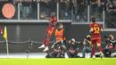 Penyerang AS Roma Romelu Lukaku merayakan gol kedua timnya yang dicetak ke gawang  Slavia Praha pada matchday 3 Grup G Liga Europa 2023/2024 di Olimpico, Jumat (27/10/2023) dini hari WIB. (AP Photo/Alessandra Tarantino)
