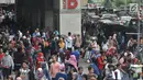 Suasana kepadatan pusat perbelanjaan Blok B Pasar Tanah Abang, Jakarta, Minggu (10/6). H-5 mendekati Lebaran, pasar Tanah Abang semakin dipadati pengunjung sehingga lalu lintas kawasan tersebut semakin parah. (Merdeka.com/Iqbal S. Nugroho)