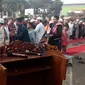 Jemaah Majelis Taqorub Ilalloh kabupaten Garut, Jawa Barat  melangsungkan lebaran hari ini, satu hari lebih cepat dibanding keputusan pemerintah. (Liputan6.com/Jayadi Supriadin)