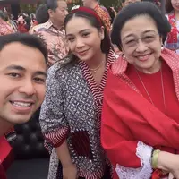 Nagita Slavina Kenakan Bondu Merah saat berfoto dengan Megawati, (@raffinagita1717)