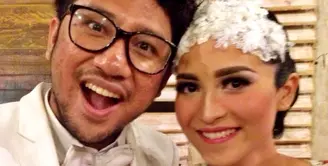 Kunto Aji senyum sumringah saat melakukan selfie dengan wanita cantik yang telah resmi menjadi istrinya tersebut. Penyanyi asal Yogyakarta ini melepas masa lajangnya di usia 28 tahun. (Dio Maulana Putra/Bintang.com)