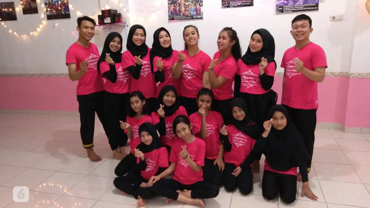 Para penari Srijayanasa Dance School di Palembang.