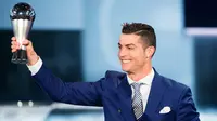 Bintang Real Madrid, Cristiano Ronaldo meraih penghargaan Pemain Terbaik Dunia FIFA 2016 pada acara Best FIFA Football Awards di Zurich, Senin (9/1). Gelar ini melengkapi kesuksesan Ronaldo yang memperoleh Ballon d'Or 2016. (Ennio Leanza/Keystone via AP)