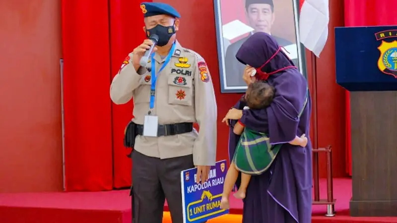 Aiptu Sri Sudana menangis setelah mendapat hadiah rumah dari Kepala Polda Riau menjelang pensiun.