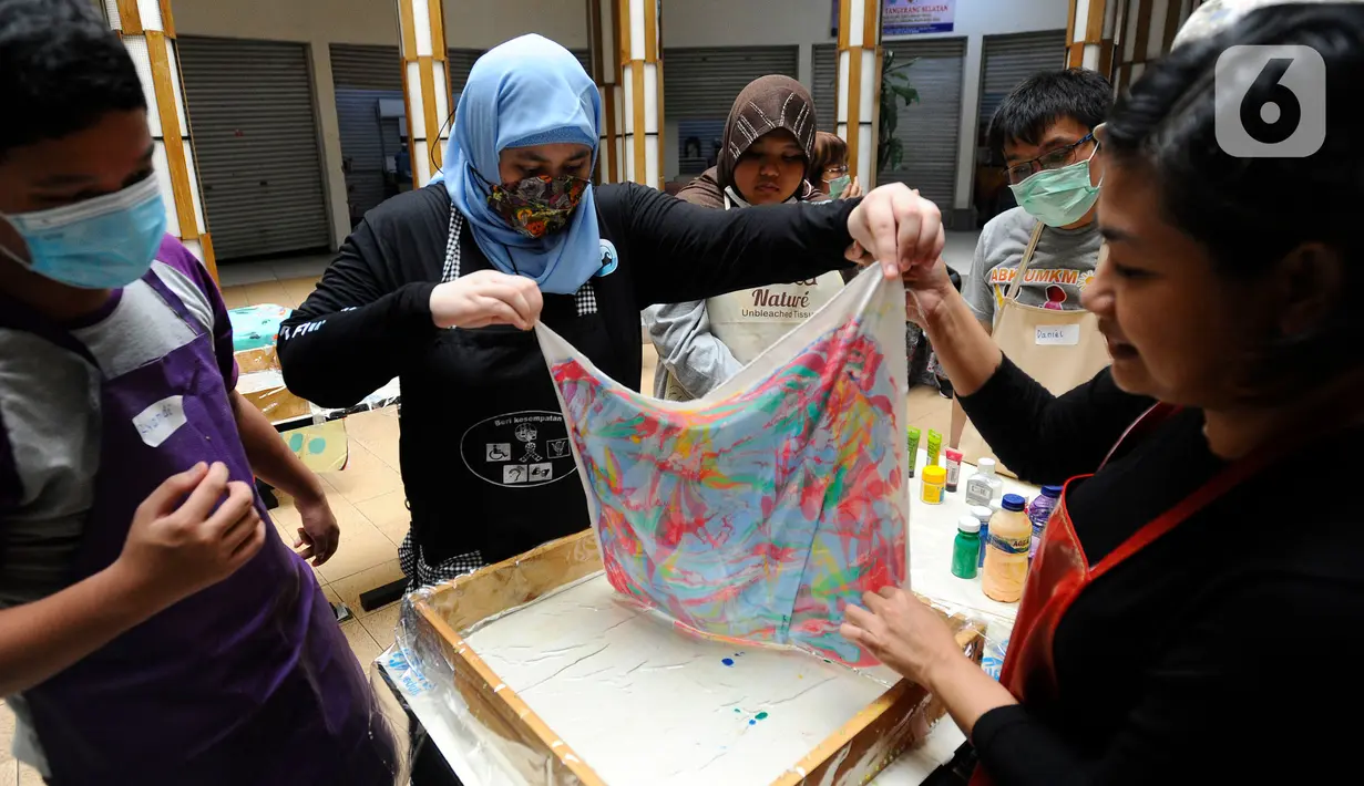 Sejumlah anak berkebutuhan khusus (ABK) mengikuti pelatihan melukis di atas air atau suminagashi di Pasar Gintung, Tangerang Selatan, Banten, Minggu (26/6/20222). Kegiatan ini diharapkan dapat menjadi bekal bagi para ABK untuk mengisi kesibukan sekaligus merangsang motorik.
(merdeka.com/Arie Basuki)