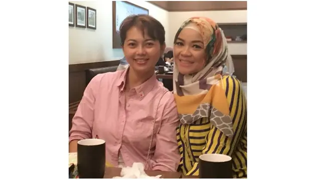 Lastmi juga masih menjaga komunikasi dengan para sahabatnya di AFI dulu, ini potret Lastmi saat bertemu Rindu.