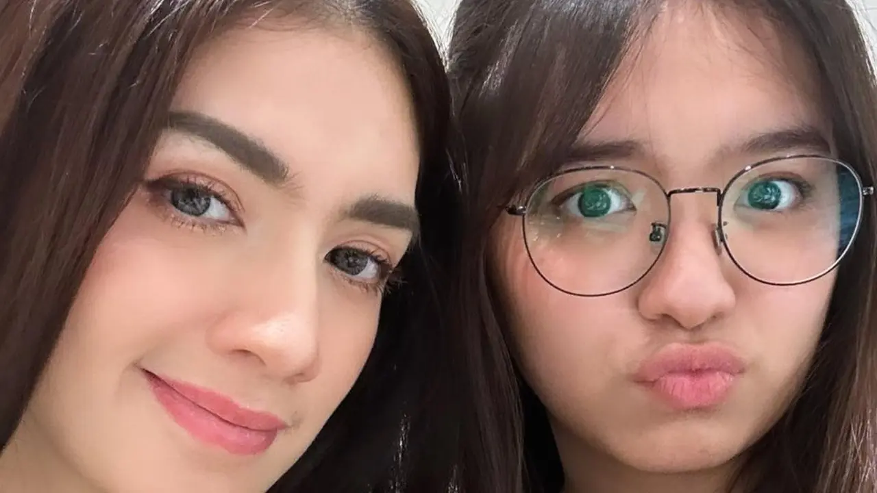 Angel Karamoy bersama putrinya (Instagram/realangelkaramoy)
