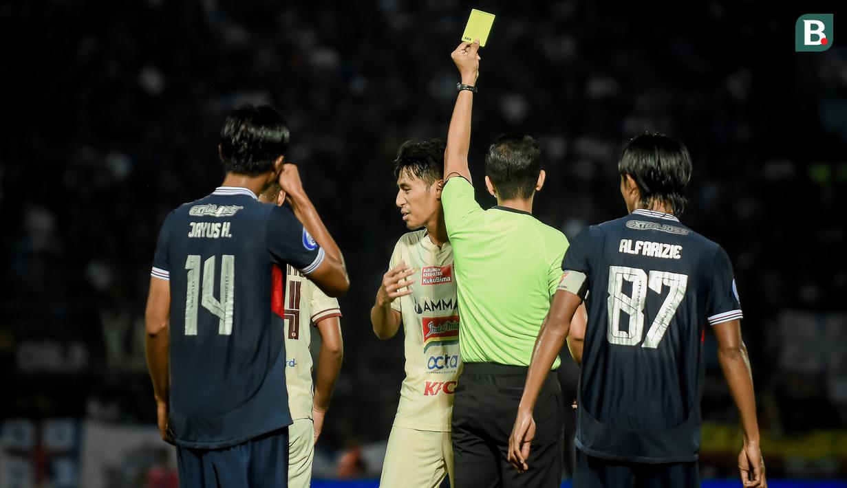 Hanif Sjahbandi pun tampil profesional bersama Macan Kemayoran. Tampil agresif untuk menjaga barisan pertahanan Persija, Hanif akhirnya harus mendapatkan kartu kuning dari wasit. (Bola.com/Iwan Setiawan)