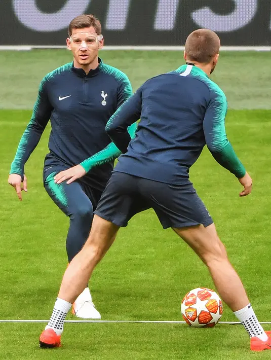 Bek Tottenham Hotspur, Jan Vertonghen dan Eric Dier melakukan pemanasan selama sesi latihan tim di Amsterdam, Belanda  (7/5/2019). Tottenham akan bertanding melawan Ajax Amsterdam pada leg kedua babak semifinal Liga Champions di Johan Cruijff Arena. (AFP Photo/Emmanuel Dunand)