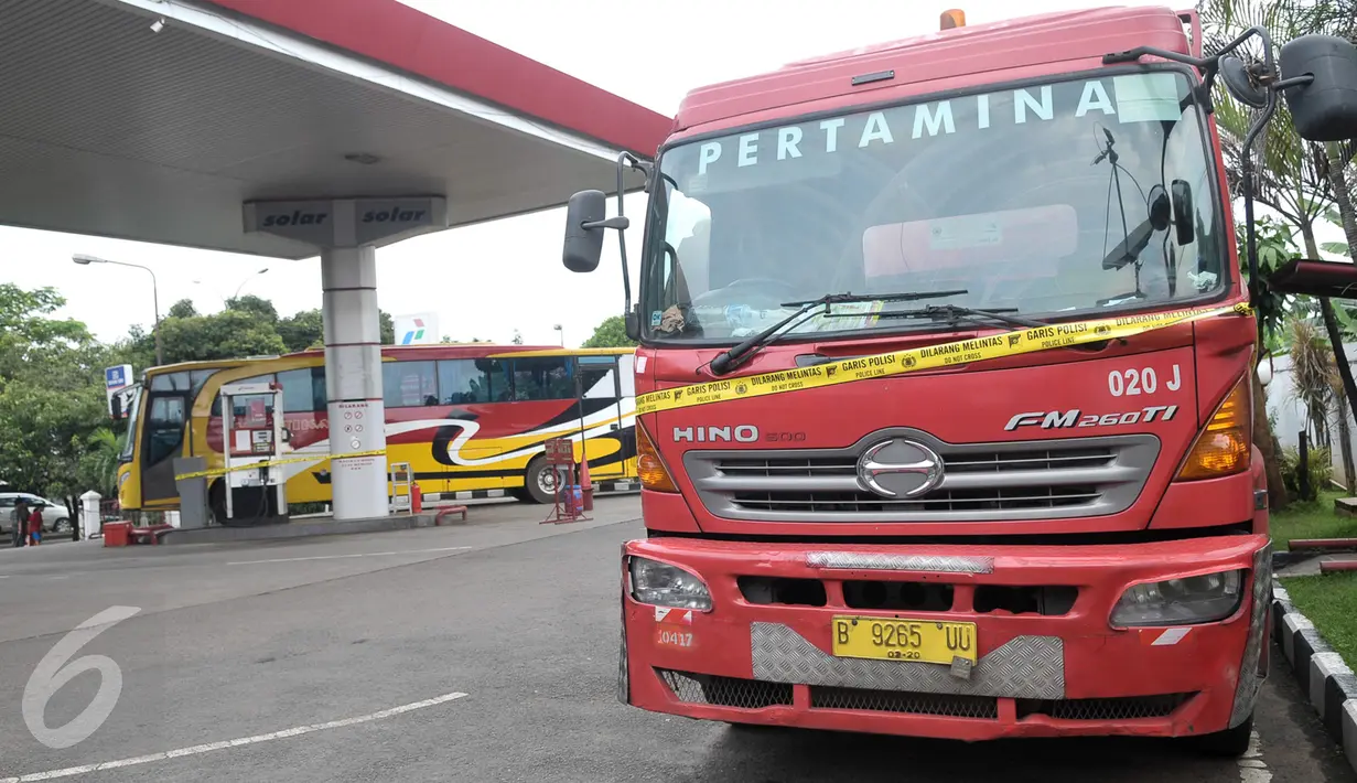 Sebuah truk pengisian bahan bakar solar dipasangi garis polisi di SPBU Jalan Juanda, Depok, Senin (14/11). SPBU tersebut disegel dan ditutup sementara lantaran salah satu pompa bahan bakar solarnya diduga bercampur air. (Liputan6.com/Yoppy Renato)