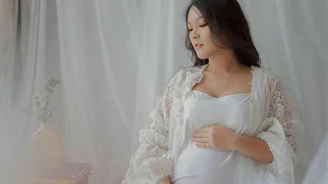 Siap Sambut Anak Pertama, Ini 6 Potret Maternity Shoot Ana Riana Serba Putih