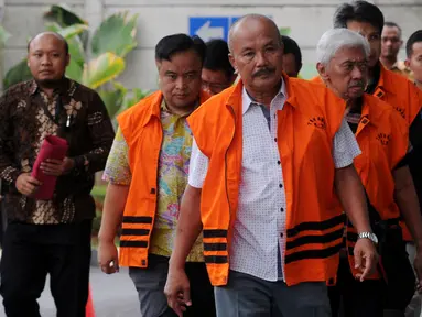 Rombongan tersangka anggota DPRD Malang berjalan turun dari mobil tahanan setibanya di Gedung KPK, Jakarta, Jumat (21/9).KPK memperpanjang masa penahanan sejumlah tersangka kasus suap pembahasan APBD-P Pemerintah Kota Malang itu. (Merdeka.com/Dwi Narwoko)
