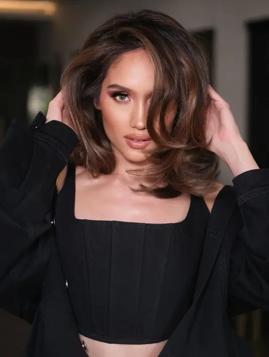 Warna rambut cokelat keemasan terlihat sempurna dengan tone kulit Cinta Laura. [Foto: Instagram/claurakiehl]