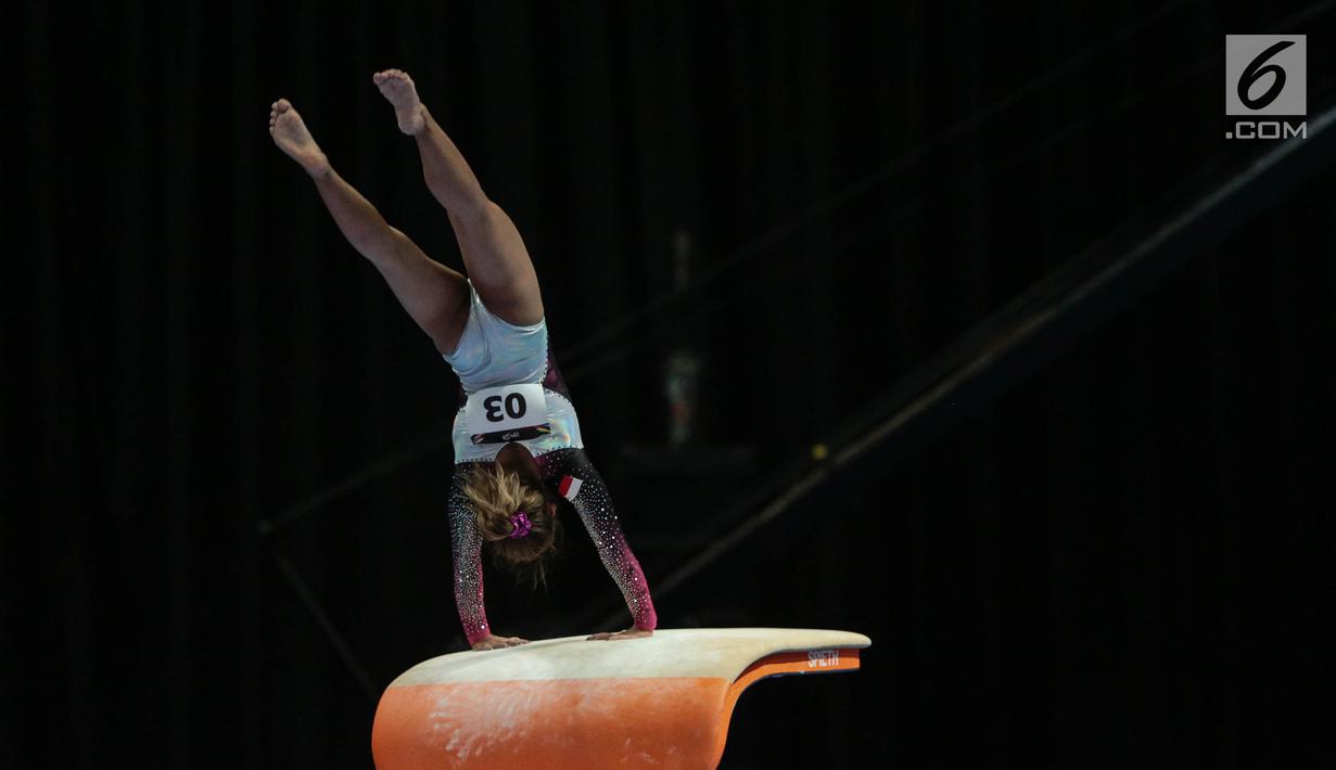 Aksi atlet senam Indonesia, Rifda Irfanaluthfi saat tampil pada nomor artistik perorangan SEA Games 2017, di Kuala Lumpur, Malaysia, Selasa (22/8). Rifda berhasil merebut medali perak dengan total angka 13,288. (Liputan6.com/Faizal Fanani)