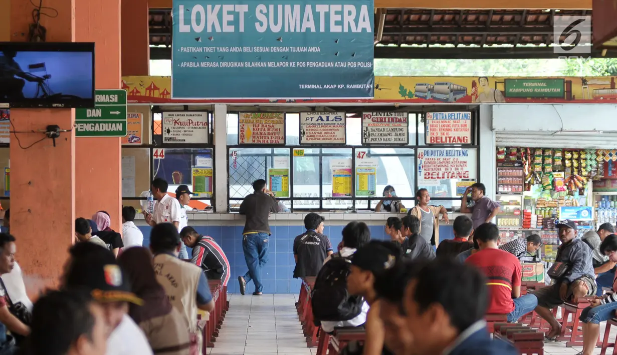 Penumpang membeli tiket di loket penjualan tiket bus Terminal Kampung Rambutan, Jakarta Timur, Rabu (14/6). Puncak arus mudik lebaran 2017 diprediksi akan terjadi pada 23-24 Juni mendatang. (Liputan6.com/Yoppy Renato)