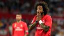 Ekspresi Bek Real Madrid, Marcelo usai pertandingan melawan Sevilla pada lanjutan La Liga Spanyol di stadion Sanchez Pizjuan (26/9). Sevilla berhasil mengalahkan Madrid dengan skor telak 3-0. (AP Photo/Miguel Morenatti)