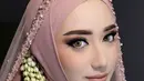 Saat akad nikah, MUA Dhija memoles wajah Syaira dengan makeup flawless. Mengaplikasikan blush on pink tipis, eyeshadow coklat, dan lipstik nude mattenya. @dhijaa