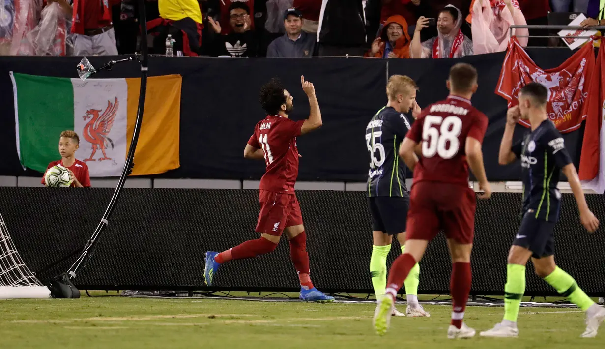 Gelandang Liverpool Mohamed Salah berselebrasi usai mencetak gol ke gawang Manchester City pada pertandingan International Champions Cup di East Rutherford, N.J. (25/7). Liverpool menang 2-1 atas City. (AP Photo/Julio Cortez)