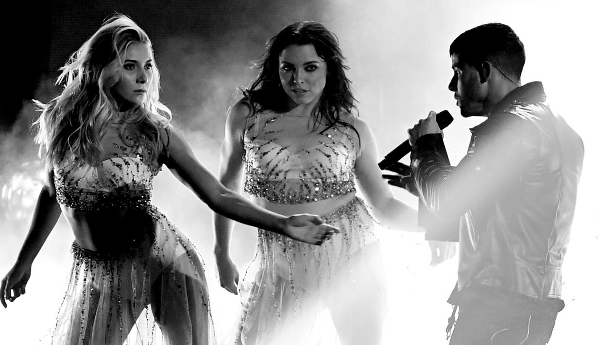 Penyanyi Nick Jonas ditemani penari wanita seksi memeriahkan panggung American Music Awards (AMA) 2017 di Los Angeles, Minggu (19/11). Pria 25 tahun itu membawakan lagu barunya berjudul “Find You”. (Kevin Winter/Getty Images/AFP)