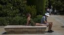 Suhu di Madrid naik menjadi sekitar 36 derajat Celcius pada hari Sabtu dengan cuaca yang lebih panas diperkirakan akan terjadi dalam beberapa hari mendatang. (AP Photo/Manu Fernandez)