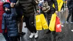Pemburu diskon membawa kantong belanja mereka selama Boxing Day di pusat kota London, Kamis (26/12/2019). Boxing Day merupakan tradisi hari belanja terbesar tahunan yang diperingati setiap 26 Desember atau sehari setelah Natal dan menjadi hari libur nasional di Inggris. (Niklas HALLE'N/AFP)