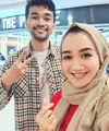 Potret bahagia begitu terlihat dari penyanyi dangdut Nini Carlina. Setelah sempat terpisah setahun, akhirnya sang buah hati tiba dari Irlandia. Momen tersebut dibagikan penyanyi Gantengnya Pacarku itu di media sosialnya. [Instagram/ninicarlina_real]