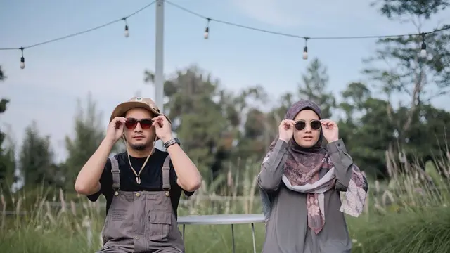 7 Potret Post Wedding Ricky Harun dan Herfiza, Romantis Bak Pasangan Muda
